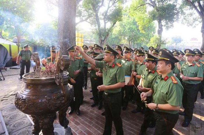 Các đại biểu dâng hương tại Điện Kính thiên