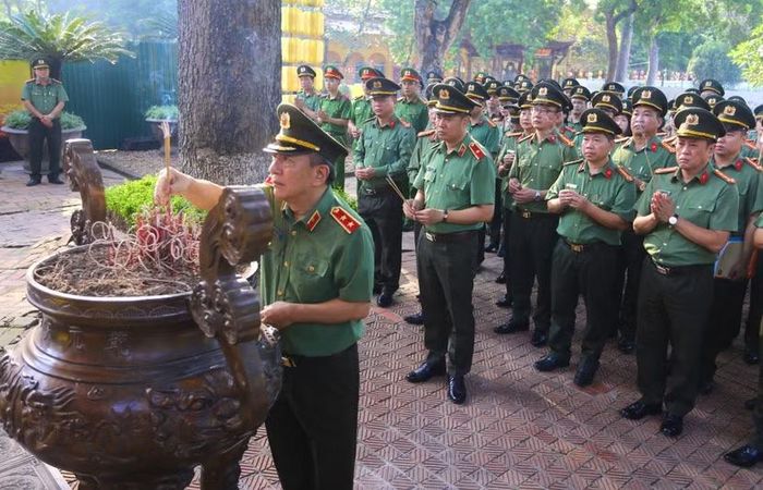 Trung tướng Đỗ Triệu Phong, Cục trưởng Cục Truyền thông Công an nhân dân dâng hương