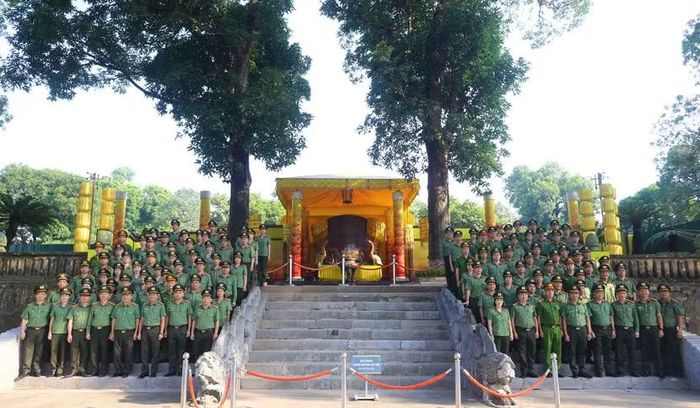 đoàn đại biểu Ban Tổ chức, Ban Giám khảo cùng các cán bộ, chiến sĩ chụp ảnh lưu niệm bên thềm rồng trước Điện Kính thiên