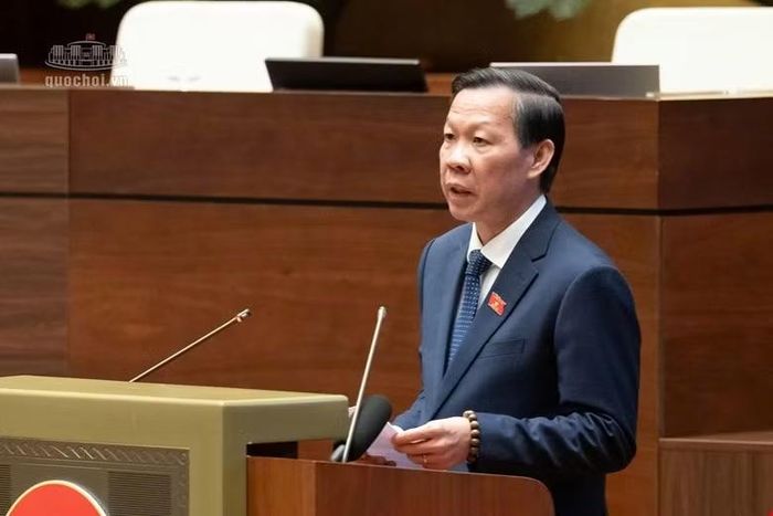 Chủ nhiệm Uỷ ban Kinh tế và Tài chính của Quốc hội Phan Văn Mãi trình bày báo cáo thẩm tra