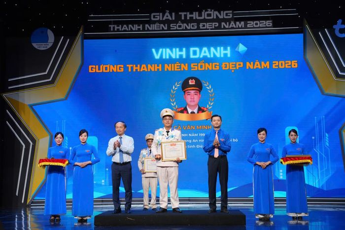 Đồng chí Phạm Tất Thắng (Ủy viên TƯ Đảng, Phó Bí thư chuyên trách Đảng ủy MTTQ, Các Đoàn thể Trung ương) và đồng chí Nguyễn Minh Triết (Uỷ viên dự khuyết BCH TƯ Đảng, Bí thư Thường trực TƯ Đoàn, Chủ tịch TƯ Hội Sinh viên Việt Nam) trao giải thưởng cho Đại úy Cà Văn Minh.