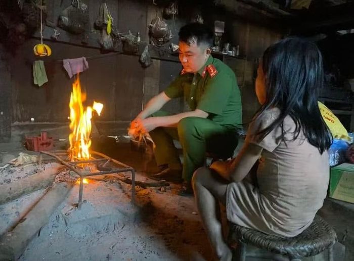 Khi số học sinh được hỗ trợ tăng lên, những trăn trở của Đại úy Cà Văn Minh cũng lớn dần. Làm sao duy trì nguồn kinh phí, bảo đảm sự hỗ trợ đến đúng người và quan trọng hơn, giúp các em không phụ thuộc mãi vào sự giúp đỡ?