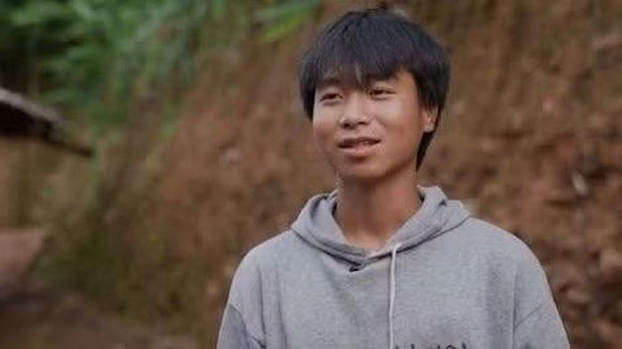 Vừ A Mồng đã tự kiếm tiền nuôi sống các em.