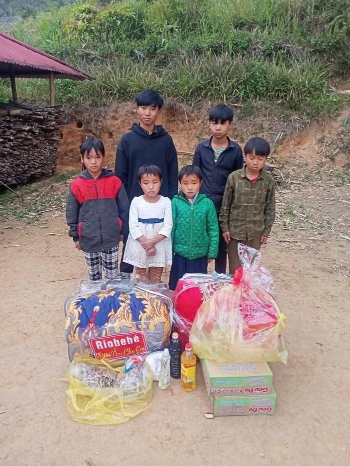 Lời hứa ấy không được viết thành giấy, cũng chẳng có ai chứng kiến. Nhưng từ đó, Đại úy Minh bắt đầu dành dụm tiền lương mua quần áo, nhu yếu phẩm, hỗ trợ sinh hoạt phí và việc học tập cho 6 anh em.