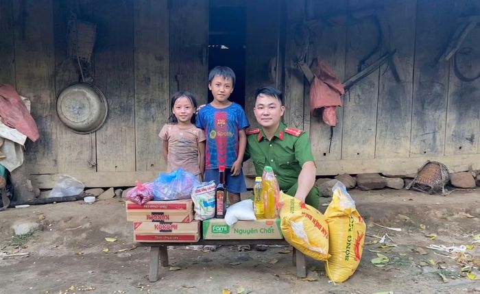 Sự năng động, gần gũi cùng tinh thần nhiệt huyết, trách nhiệm là “phác thảo” đầu tiên của chúng tôi khi gặp gỡ, trò chuyện với Đại úy Cà Văn Minh – người trẻ đang bền bỉ lan tỏa những giá trị tốt đẹp bằng những việc làm thiết thực.