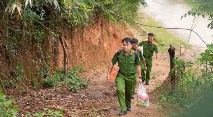 Đại úy Cà Văn Minh cân bằng giữa nhiệm vụ chuyên môn và hoạt động thiện nguyện.