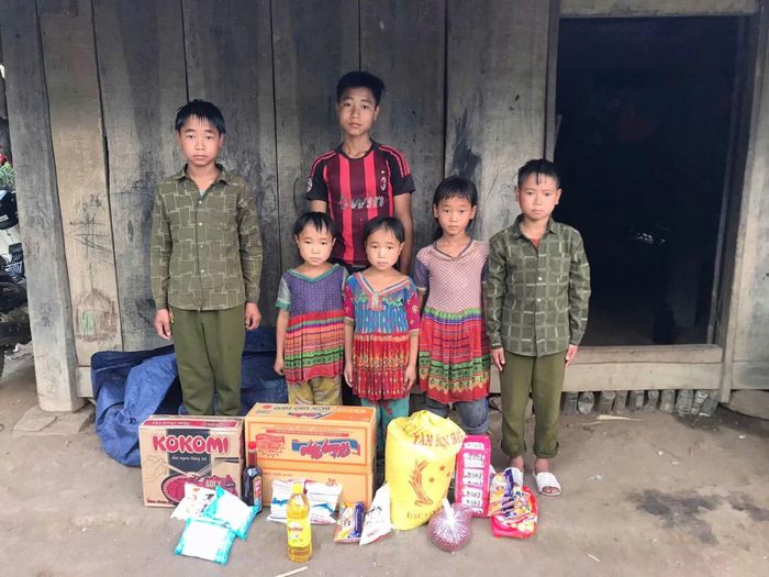 Phình, Mồng, Thành, Dạy, Ia và Nàng phải nương tựa vào nhau trong căn nhà cấp 4 xập xệ.
