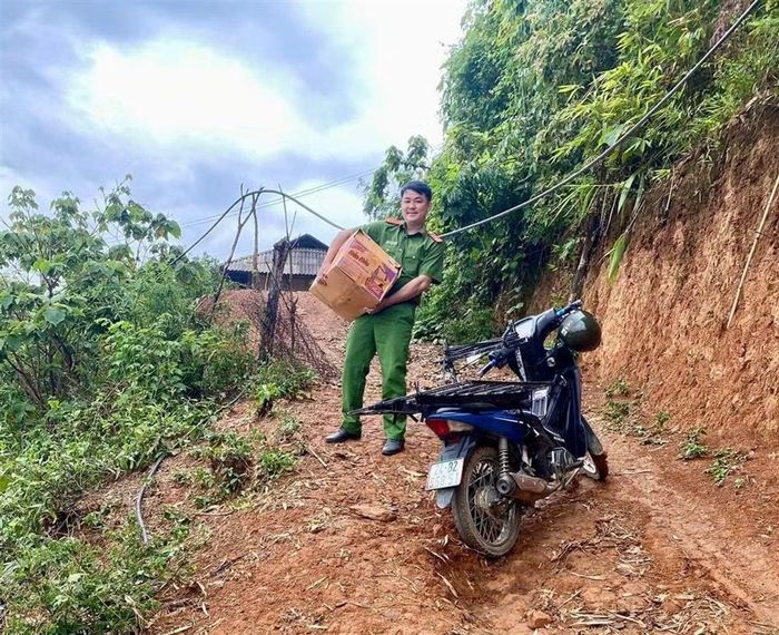 Có những ngày mưa rừng xối xả, đường đất trơn trượt, gió lạnh ùa về, hành trình đến các bản làng càng thêm gian nan.