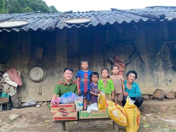 Đại úy Cà Văn Minh tận tay mang thực phẩm, nhu yếu phẩm cho các con .