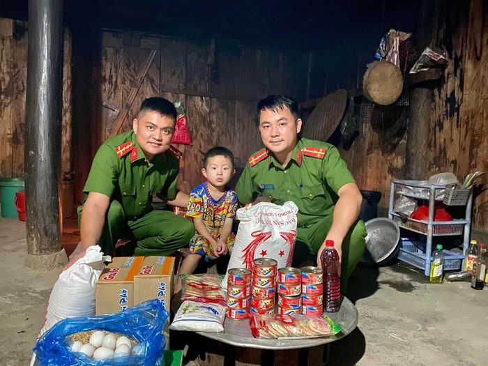 Khi số học sinh được hỗ trợ tăng lên, những trăn trở của Đại úy Cà Văn Minh cũng lớn dần. Làm sao duy trì nguồn kinh phí, bảo đảm sự hỗ trợ đến đúng người và quan trọng hơn, giúp các em không phụ thuộc mãi vào sự giúp đỡ?