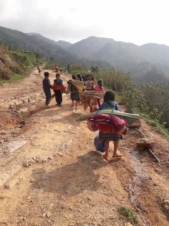 Những em nhỏ chân trần giữa giá rét, những học sinh đứng trước nguy cơ bỏ học, những gia đình mà một bữa ăn đủ chất cũng trở thành điều xa xỉ.