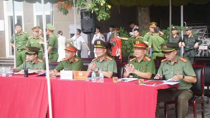 Đại tá Trần Văn Hoá, Trưởng Phòng Công tác chính trị; Đại tá Phạm Văn Hậu, Trưởng Phòng Cảnh sát cơ động CATP tại hội thi