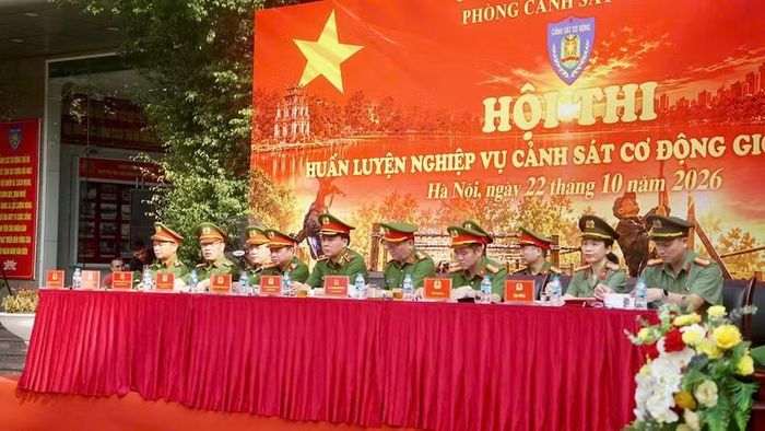 Đại diện lãnh đạo CATP, cùng các phòng nghiệp vụ CATP dự hội thi