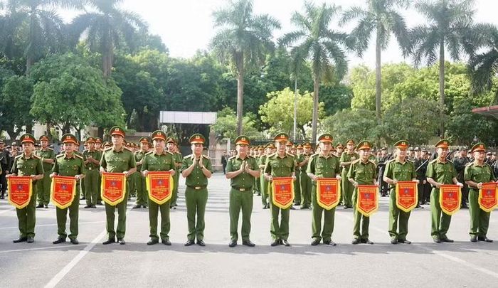 Ban tổ chức trao cờ cho các đội thi