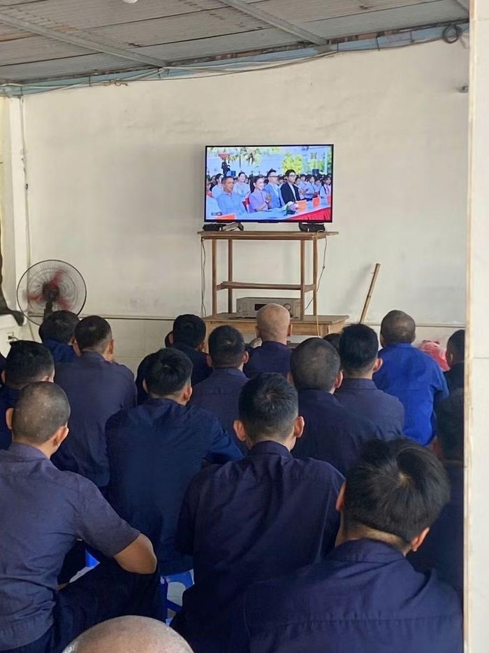 Các học viên chăm chú xem Tiết học Gen Z mùa 2 do CATP tổ chức. Với họ câu chuyện mà chương trình kể nó thật với chính hoàn cảnh của mình