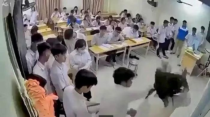 Nam sinh trường THPT Mạc Đỉnh đánh cô giáo ngay trên bục giảng. Ảnh cắt từ clip