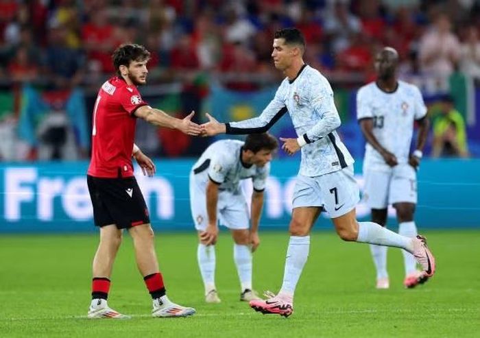 Lời động viên chân thành của Ronaldo là nguồn động viên tinh thần to lớn với Kvaratskhelia (Ảnh: Getty Images)