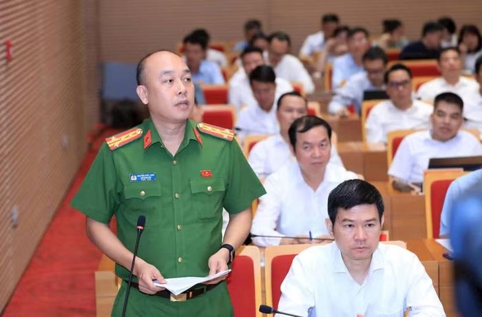 Đại tá Nguyễn Đức Long, Phó Giám đốc Công an thành phố Hà Nội trả lời chất vấn