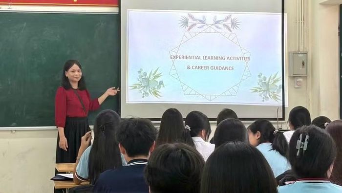 Cô Hương trong tiết dạy hoạt động trải nghiệm bằng tiếng Anh.