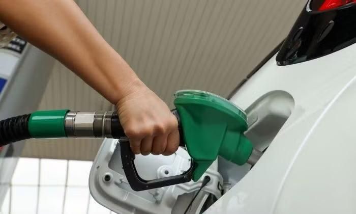 Giá xăng trong nước tiếp tục giảm mạnh