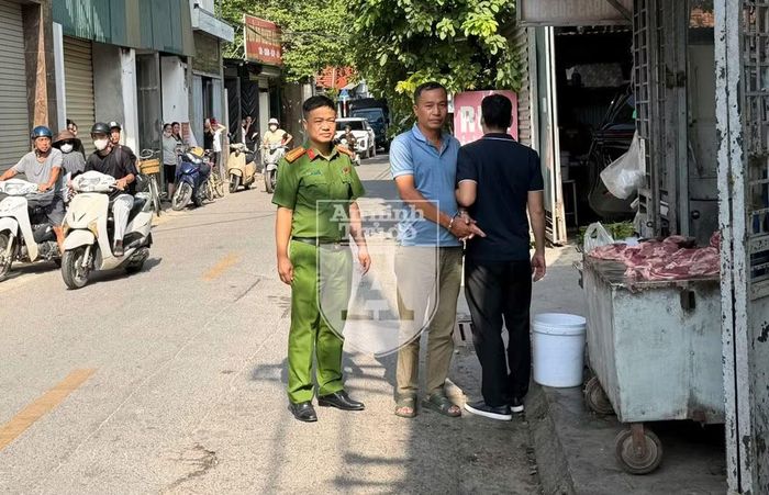 Khi quay lại khu vực phố Bắc Cầu, phát hiện anh Đ. đang định quay đầu xe ô tô, Hoan dừng xe mô tô bên phía cửa lái, cầm dao đâm, chém nhiều nhát vào người anh Đ.