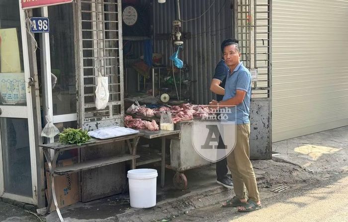 Sau khi được can ngăn, đối tượng bỏ đi. Nhưng đi qua hàng thịt, thấy con dao mổ lợn trên bàn, đối tượng đã nảy sinh ý định dùng con dao trên đâm đối phương
