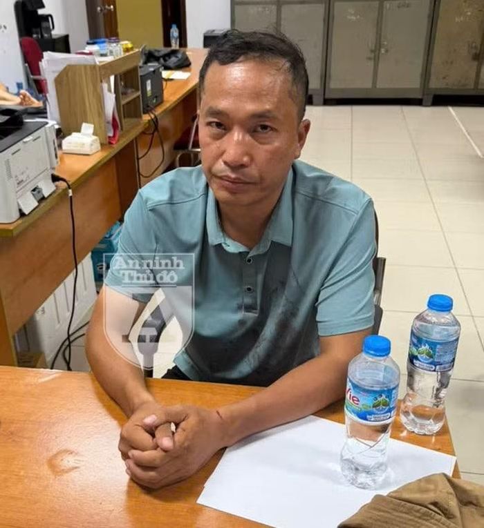 Đối tượng Trần Quý Hoan tại cơ quan Công an. Theo tài liệu điều tra, khoảng tháng 7-2026, Hoan nghi ngờ vợ là chị N.T.H. có quan hệ tình cảm với anh N.B.Đ. (SN 1980, trú tại Hà Nội), dẫn đến mâu thuẫn trong quan hệ vợ chồng