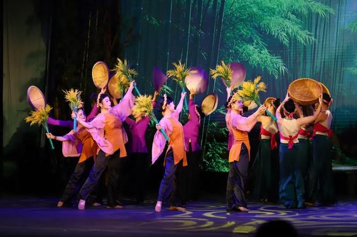 Hệ thống ánh sáng, âm nhạc và công nghệ trình chiếu 3D Mapping có thể biến đổi diện mạo sân khấu, mở rộng chiều sâu thị giác và tạo nên những lớp không gian giàu sức gợi