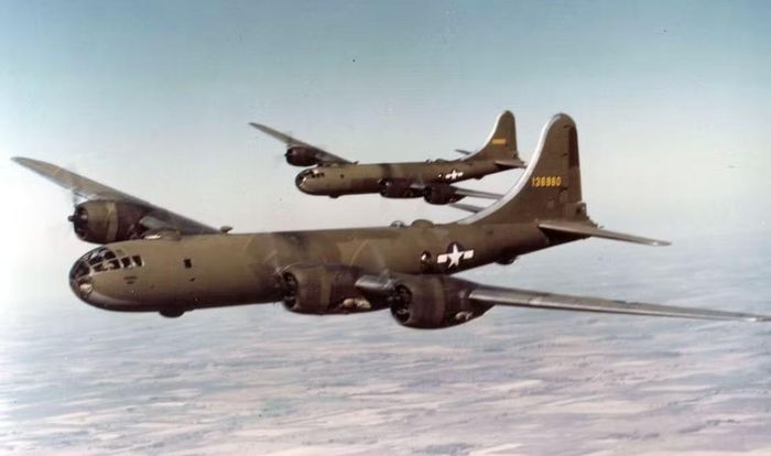 Oanh tạc cơ B-29 được đặt tên Superfortress, kế thừa tên gọi Flying Fortress của B-17 nhưng có kích thước và năng lực vượt xa thế hệ trước.
