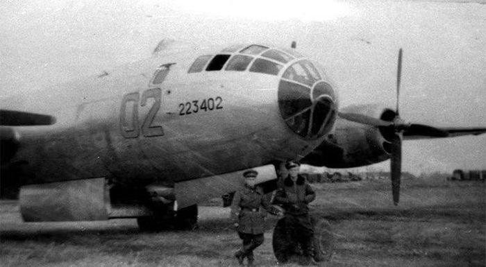 Đây không phải dự án cải tiến B-17, mà là một thiết kế hoàn toàn mới. Không quân Lục quân Mỹ thậm chí đặt hàng máy bay trước khi nguyên mẫu hoàn thành, cho thấy kỳ vọng rất lớn đối với chương trình. Nguyên mẫu XB-29 thực hiện chuyến bay đầu tiên ngày 21/9/1942.