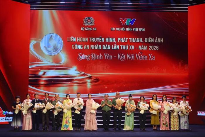 Ban tổ chức tặng hoa đại diện ban giám khảo các hạng mục tại Liên hoan Truyền hình, Phát thanh, Điện ảnh CAND lần thứ XV năm 2026