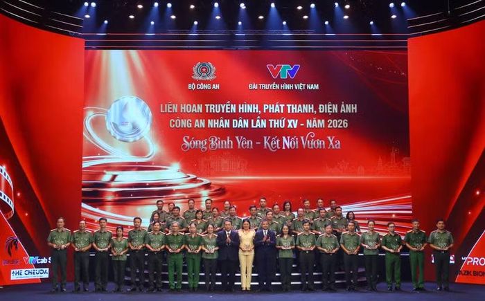 Ban tổ chức trao kỷ niệm chương cho đại diện các đơn vị tham gia Liên hoan Truyền hình, Phát thanh, Điện ảnh CAND lần thứ XV năm 2026