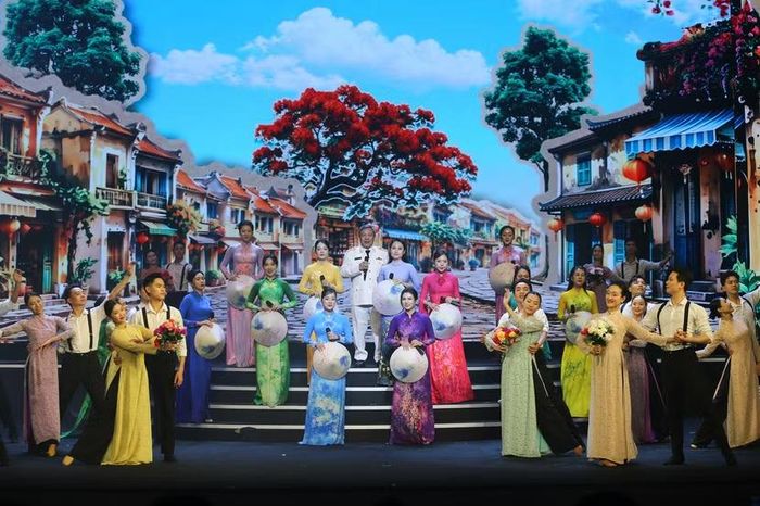 Tiết mục liên khúc “Cảm xúc tháng 10 – Hà Nội 12 mùa hoa” khép lại chương trình nghệ thuật khai mạc Liên hoan Truyền hình, Phát thanh, Điện ảnh CAND lần thứ XV năm 2026