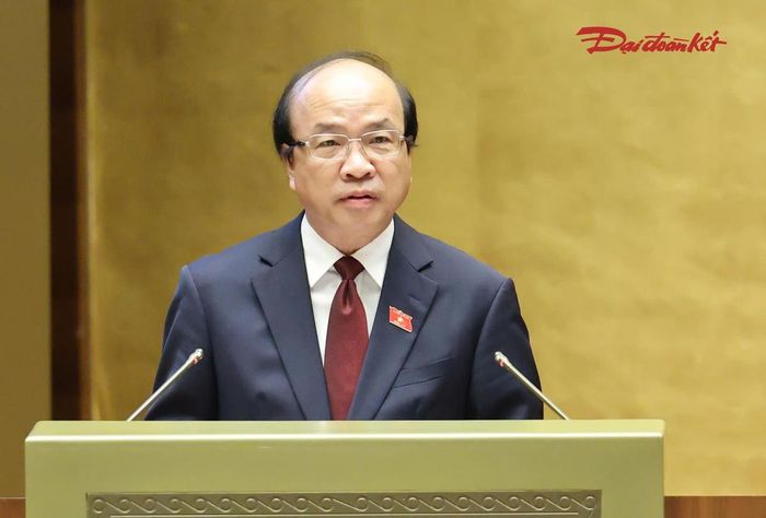  Chủ nhiệm Ủy ban Pháp luật và Tư pháp của Quốc hội Phan Chí Hiếu trình bày báo cáo thẩm tra. Ảnh: Quang Vinh