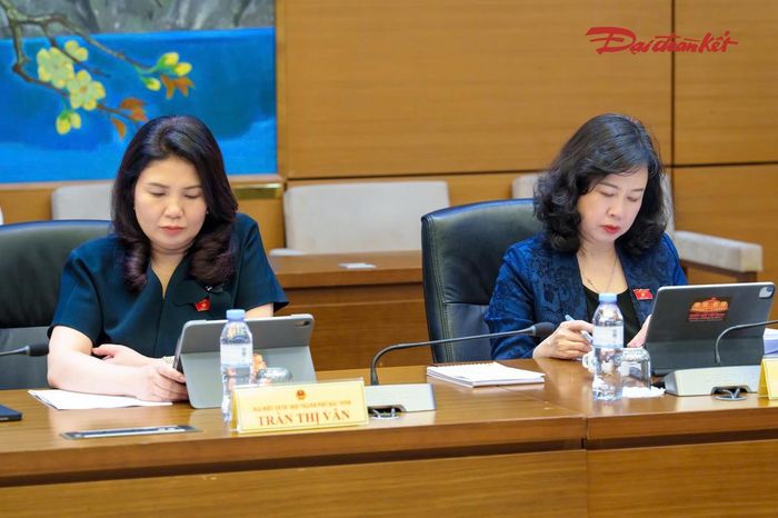 Các đại biểu Quốc hội TP. Bắc Ninh tham dự phiên thảo luận tại Tổ 7 (Ảnh: Quang Vinh)