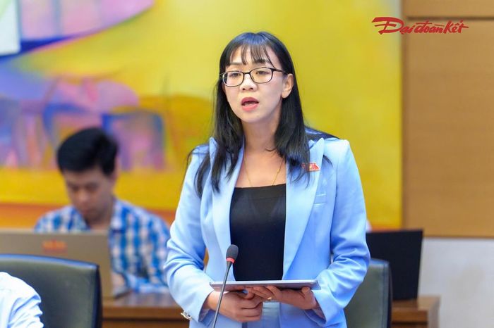 Bà Trịnh Thị Tú Anh phát biểu tại Tổ 7 (Ảnh: Quang Vinh)
