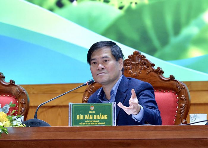  Chủ tịch UBND TP Quảng Ninh Bùi Văn Khắng trực tiếp giải đáp, chỉ đạo tháo gỡ khó khăn, vướng mắc cho nông dân. Ảnh: Ngọc Anh.