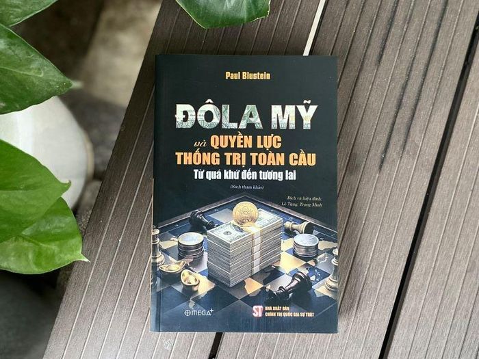  Cuốn Đôla Mỹ và quyền lực thống trị toàn cầu: Từ quá khứ đến tương lai của tác giả Paul Blustein. Ảnh: NetaBooks. 