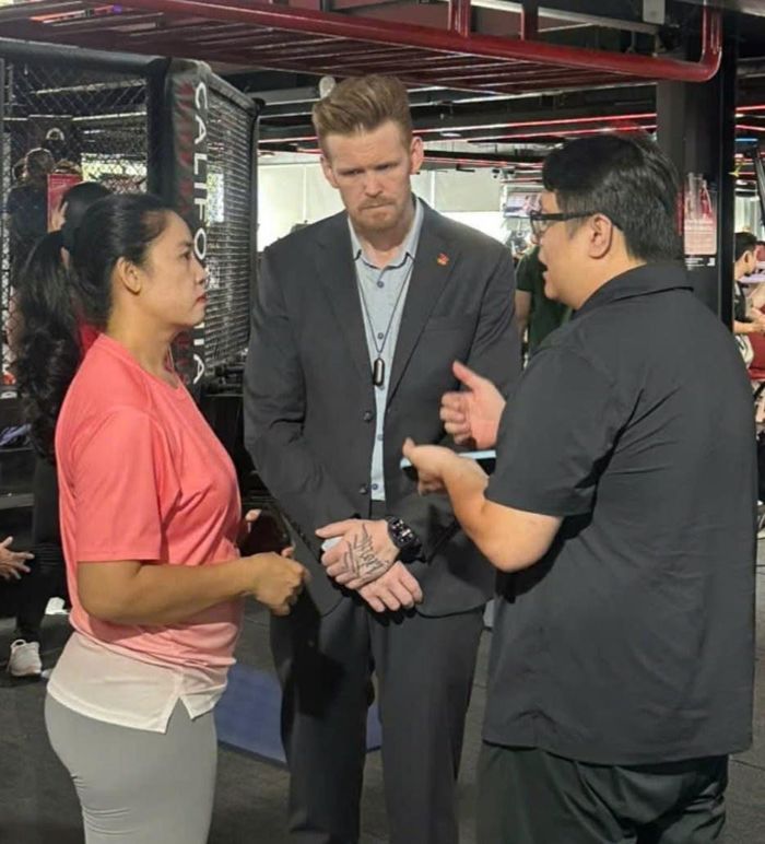 Hình ảnh ông Dane Fort, CEO California Fitness & Yoga, đến phòng tập xin lỗi khách hàng được chuỗi gym đăng tải trên Facebook hôm 21/10.