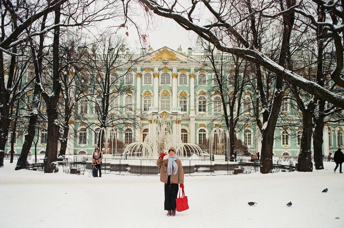 Khách Việt check-in tại cung điện mùa đông ở Saint Petersburg giữa khung cảnh tuyết trắng xóa cuối năm 2025. Ảnh: Trần Phương Thảo.
