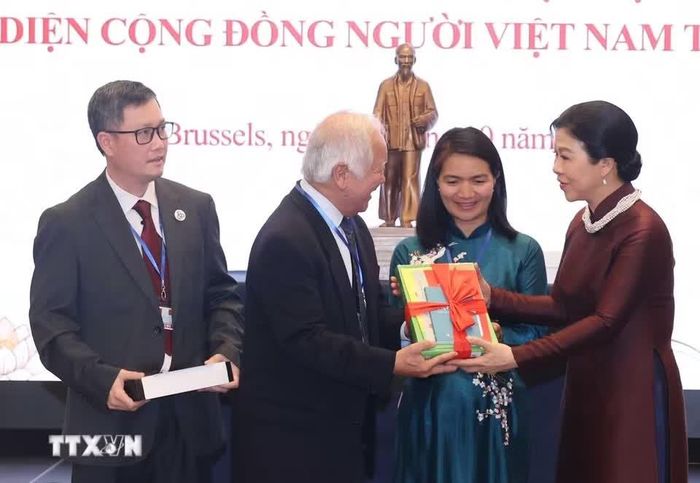  Phu nhân Ngô Phương Ly tặng sách Tiếng Việt cho Hội người Việt Nam tại Bỉ. 