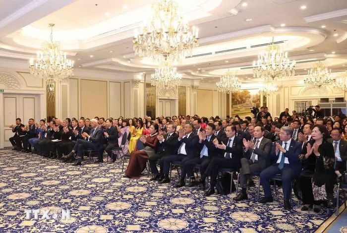 Tại cuộc gặp, Đại sứ Đặc mệnh toàn quyền Việt Nam tại Bỉ, Trưởng Phái đoàn Việt Nam tại Liên minh châu Âu Nguyễn Hương Trà cho biết châu Âu hiện có khoảng 1,5 triệu người Việt Nam. Đây là một trong những cộng đồng người Việt có phong trào hoạt động lâu đời nhất, đặc biệt tâm huyết và gắn bó sâu sắc với quê hương, đất nước. Cộng đồng không ngừng lớn mạnh, ngày càng có cuộc sống ổn định, hội nhập tốt, luôn đoàn kết, hỗ trợ lẫn nhau trong cuộc sống; có vai trò, vị thế, tiếng nói ngày càng cao ở các nước sở tại. 