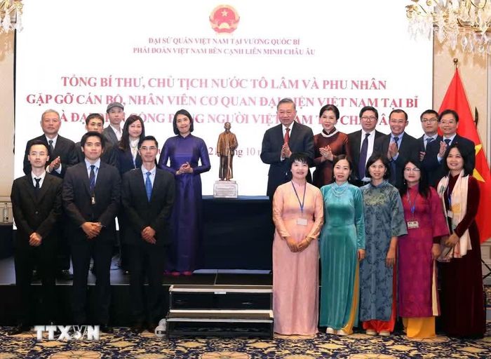  Tổng Bí thư, Chủ tịch nước Tô Lâm tặng bức tượng Chủ tịch Hồ Chí Minh cho Đại sứ quán Việt Nam tại Bỉ. 