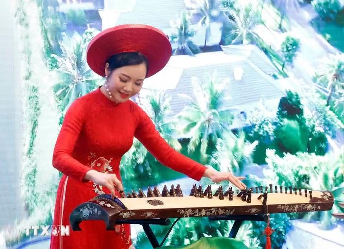  Tiết mục văn nghệ chào mừng Tổng Bí thư, Chủ tịch nước Tô Lâm và Phu nhân Ngô Phương Ly cùng đoàn đại biểu cấp cao Việt Nam thăm chính thức Liên minh châu Âu và Vương quốc Bỉ. 