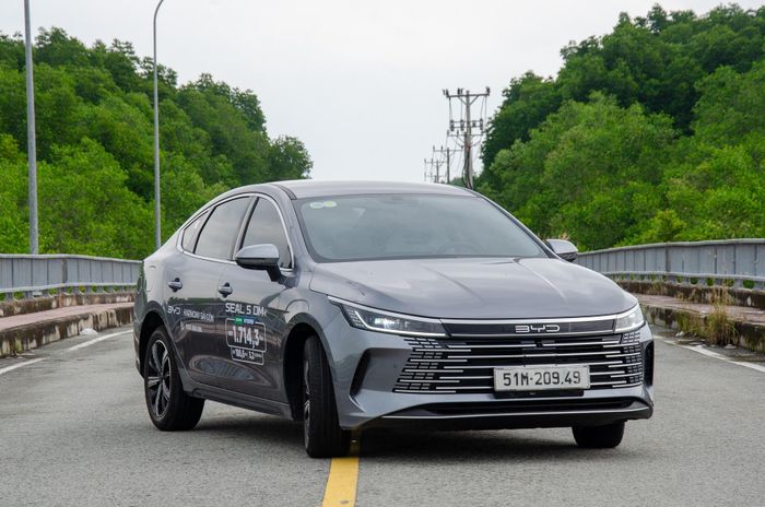  Seal 5 là đại diện hiếm trong phân khúc sedan phổ thông sở hữu động cơ PHEV. Ảnh: Phúc Hậu. 
