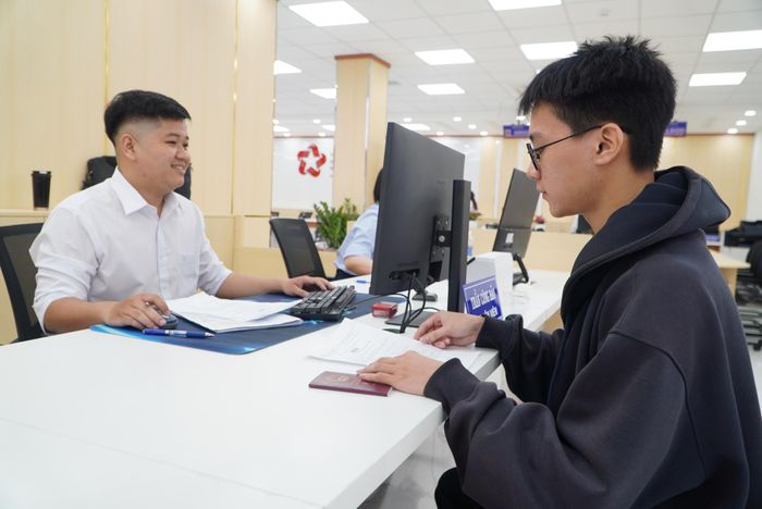  Công chức TP.HCM hướng dẫn người dân làm thủ tục hành chính. Ảnh: Lê Vĩnh.