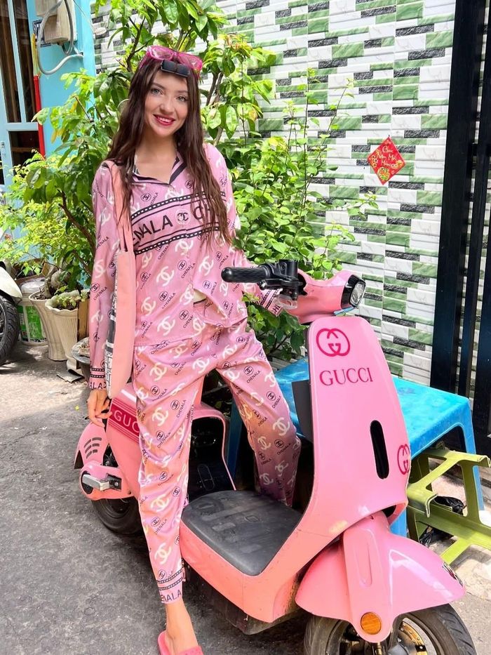  Valerie dần quen với nhịp sống và những thói quen sinh hoạt ở Hà Nội. 
