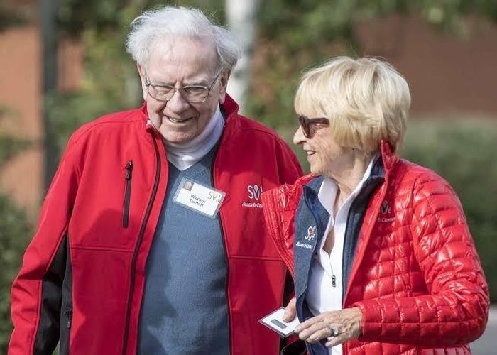  Tỷ phú Warren Buffett có hai cuộc hôn nhân kỳ lạ. Ảnh: People.com.