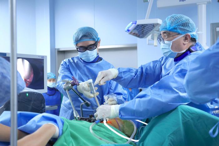  Từ góc cong cột sống 48 độ, bé gái 12 tuổi còn khoảng 10 độ sau phẫu thuật bằng kỹ thuật VBT, giúp bảo tồn khả năng vận động tại các đốt sống can thiệp. 