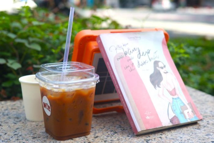 Sách được đặt ở tận bàn của khách đến uống cà phê, ngoài ra kho thư viện điện tử cũng có sẵn cho những ai muốn đọc ebook. Ảnh: Đức An.